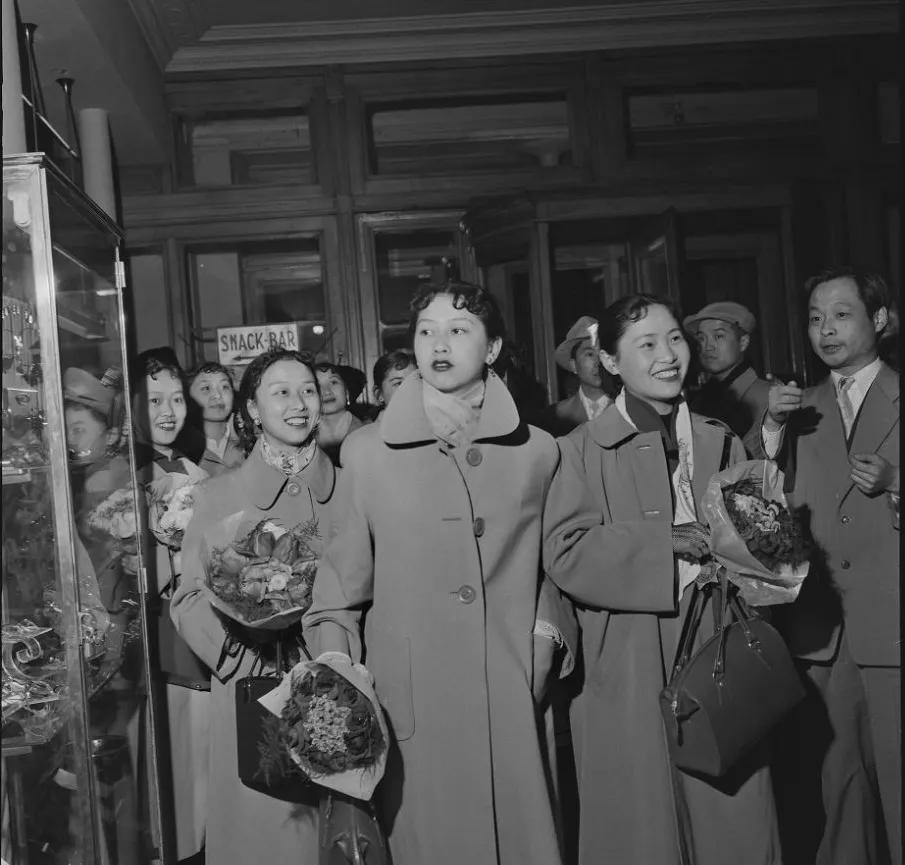 1958年，新中国戏曲歌舞团访问法国，俞振飞、言慧珠、李玉茹等人，一张珍贵的留影