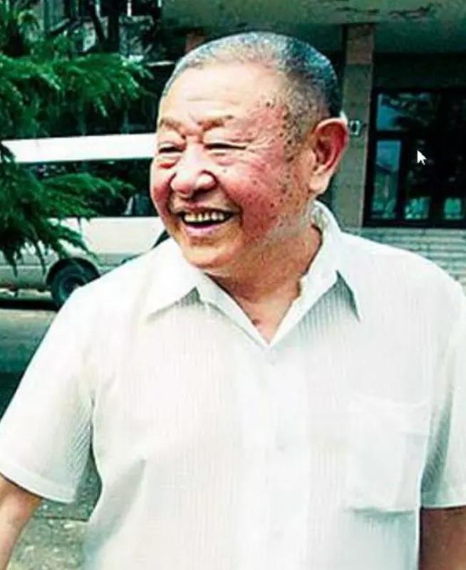 1976年，一中年男子穿着条裤衩冲进中南海大喊道：“我要见毛主席！”谁也没想到，