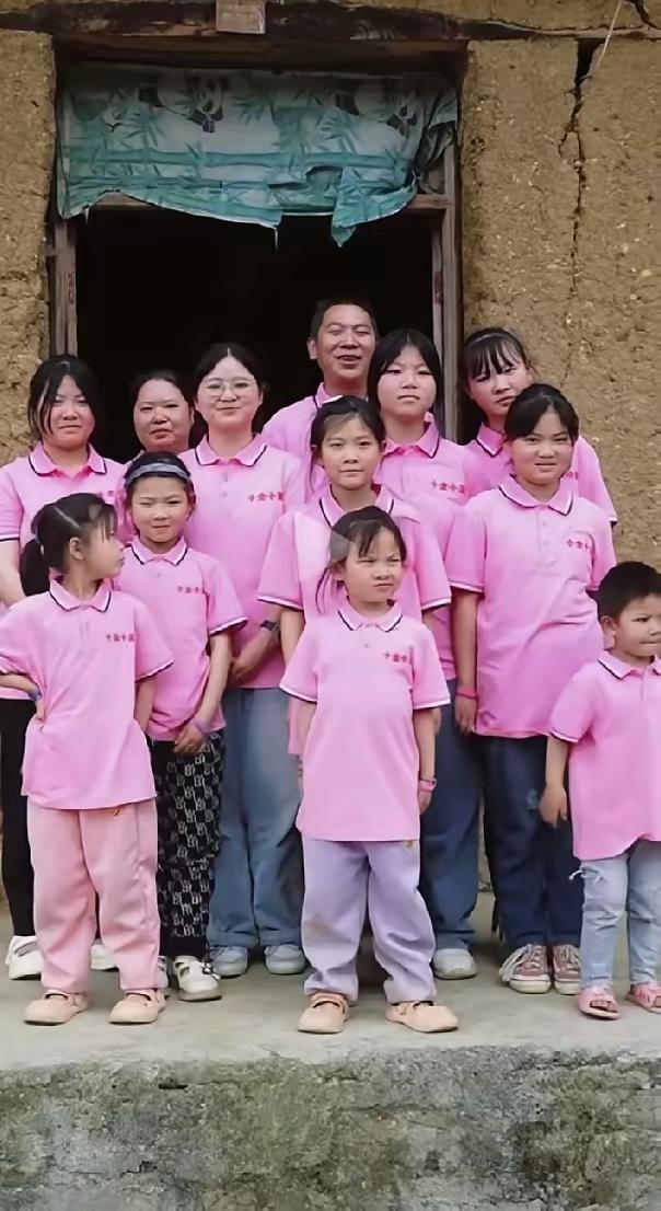 贵州一对夫妻，十七年间生了十个孩子，九个姐姐一个弟，有九个女儿太幸福了，现在太多