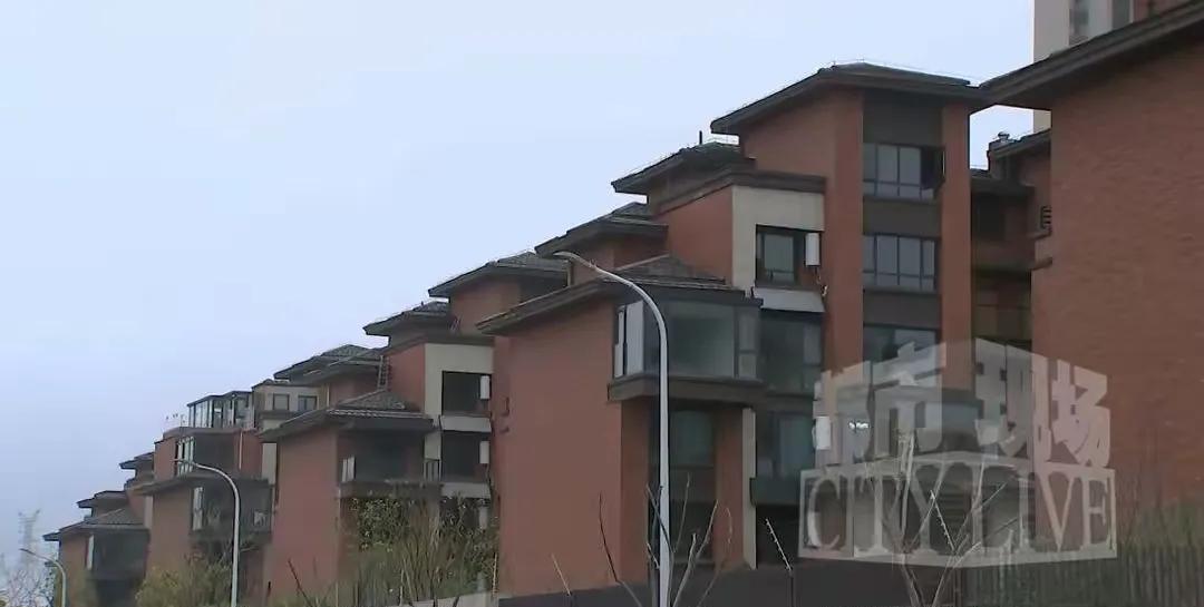 福建，男子在婚姻存续期间，向小28岁情人和2名非婚生子赠与价值上亿资产。包括96