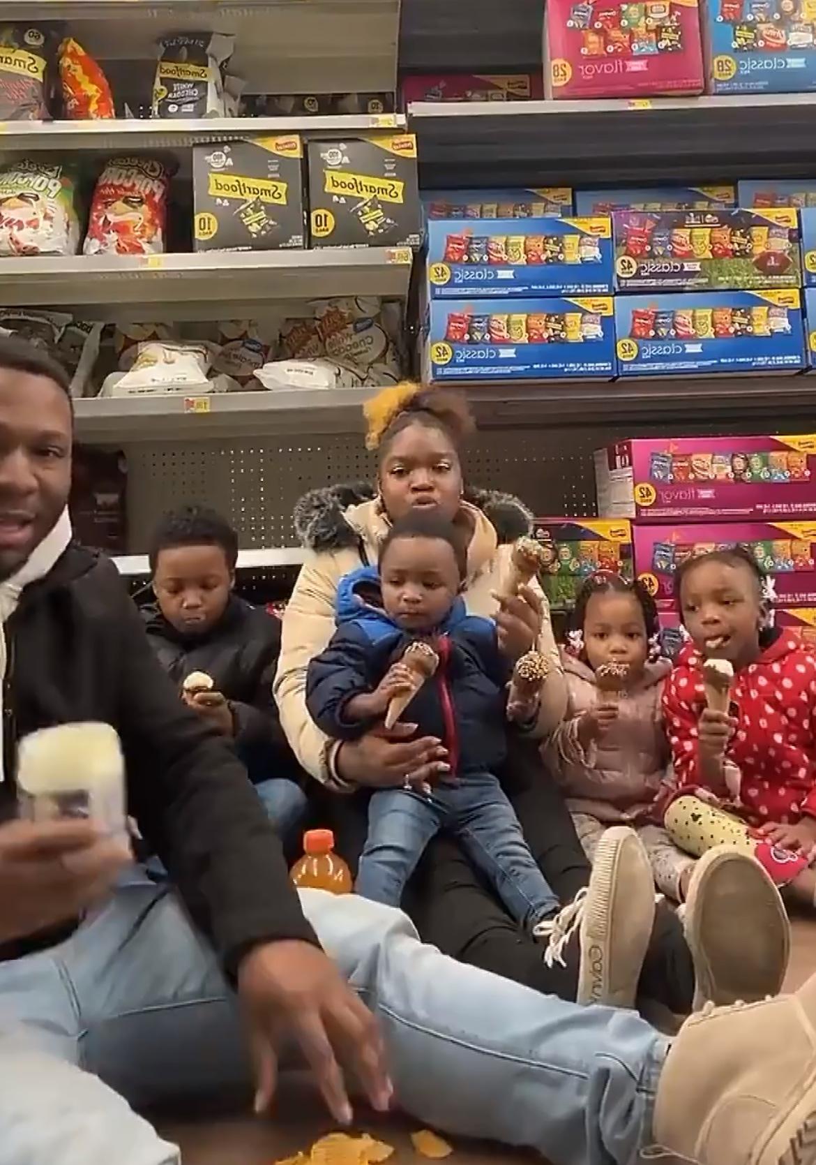 美国一家六口在超市吃自助餐，想吃什么就拿什么，一家人坐在地上像在野营一样松弛，爸