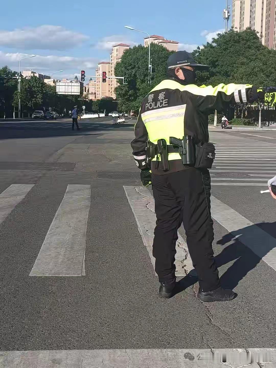 2026年，越来越多城市交警在常规装备（警棍、催泪喷射器）外，还配备了手枪和手铐