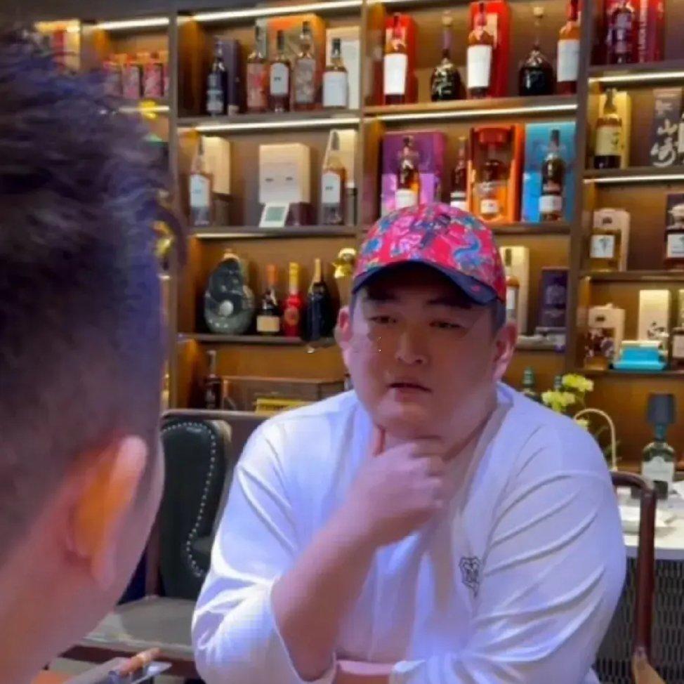 赵本山儿子赵大牛晒自家酒窖，这满屋子洋酒看着价值不菲吧[doge]​