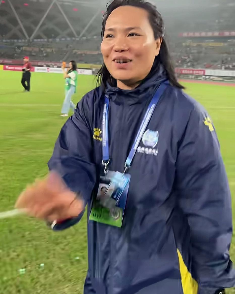 徐州1.8万人没喊出一声，泰州800人唱响了整个夜。李浩冉，19岁，上一场失误