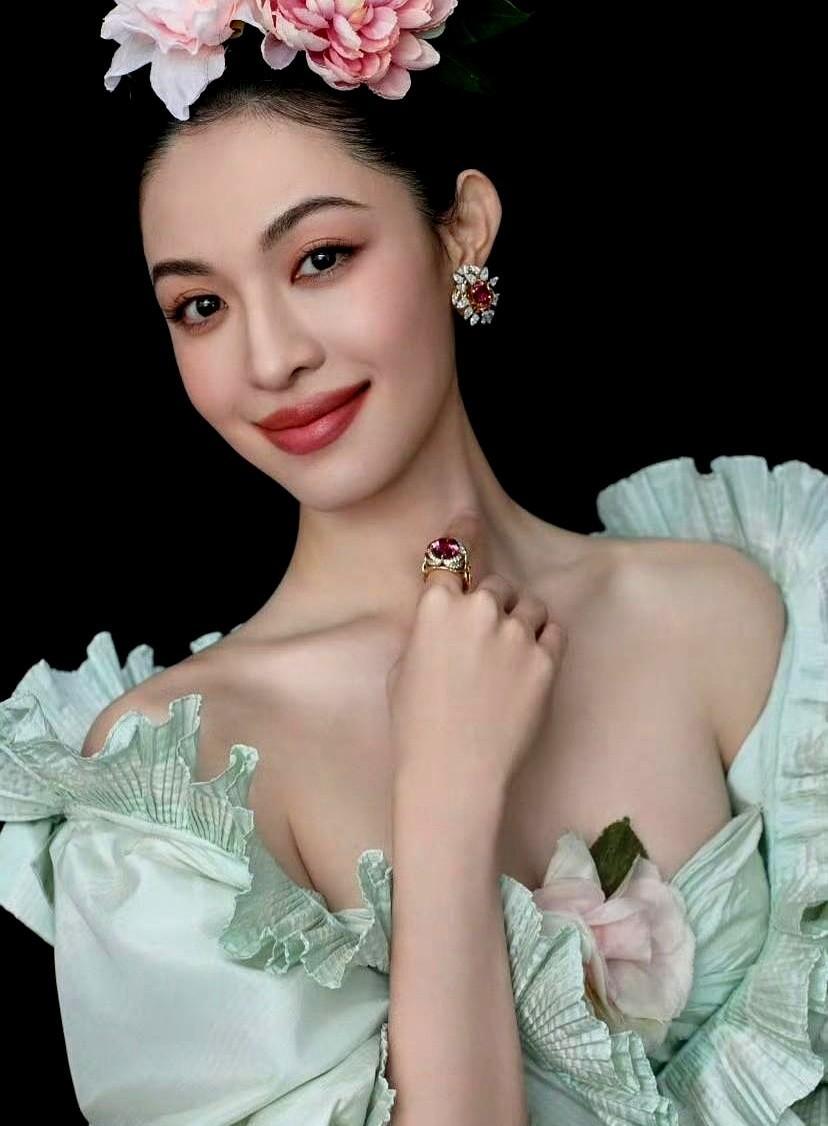 钟楚曦红毯站位被骂“抢C位”，结果一查，人家站的是编号3，还是主持人带的。现场