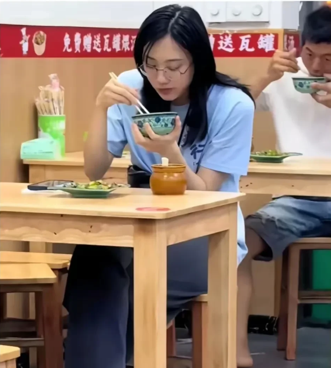 这不胡扯么。这端着碗，把碗凑到嘴边，用筷子扒拉饭到嘴里，这个吃相真是难看。没错