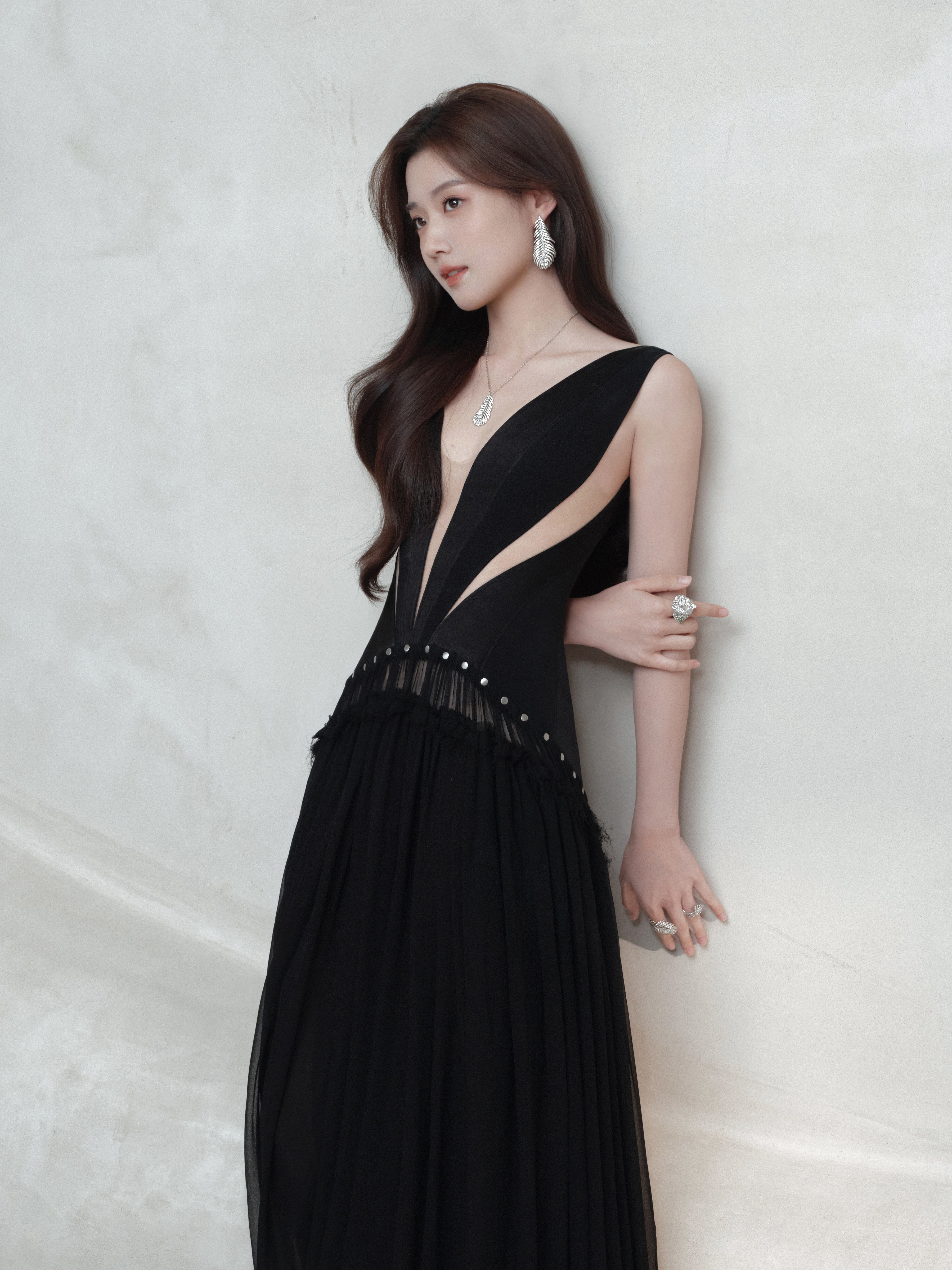 卢昱晓今日出席Boucheron品牌线下活动造型图集，身着OUDEWAAG2