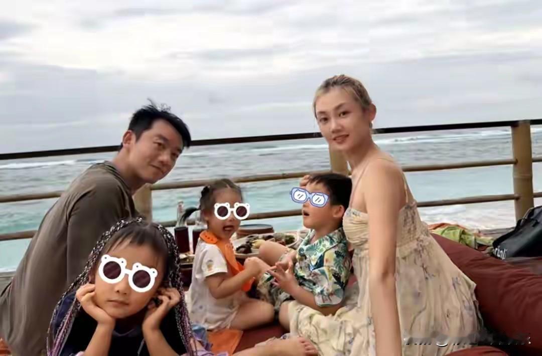 郑恺一家五口度假照片，郑恺儿女和郑恺长着同一张脸，如复制粘贴一样。郑恺基因太