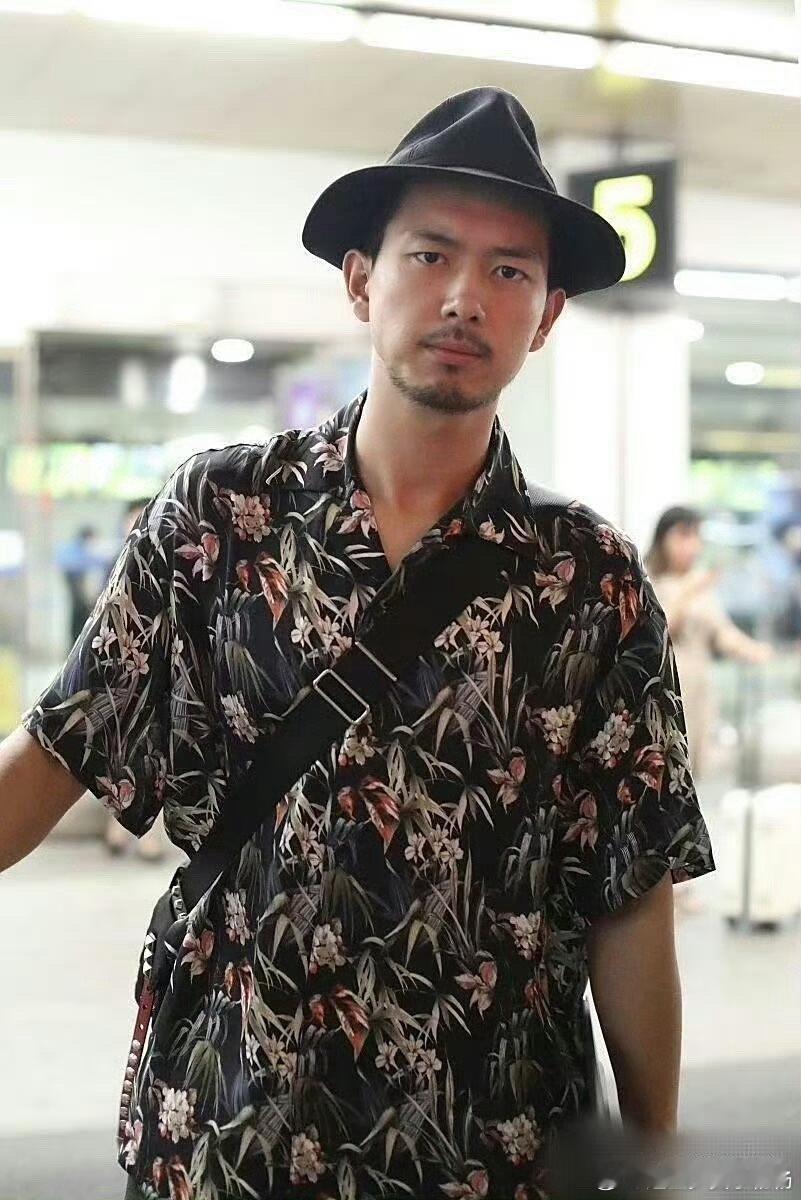 李现这是彻底不靠颜值了，胡子拉碴、形象邋遢，走起了别样风格​​​