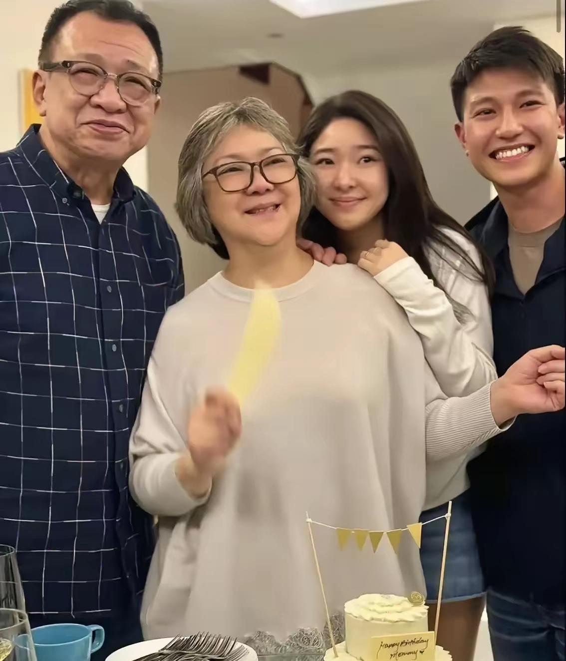 43岁娶二婚带娃的她,还说自己赚大了!许绍雄这婚姻才叫真通透。明明是家世显