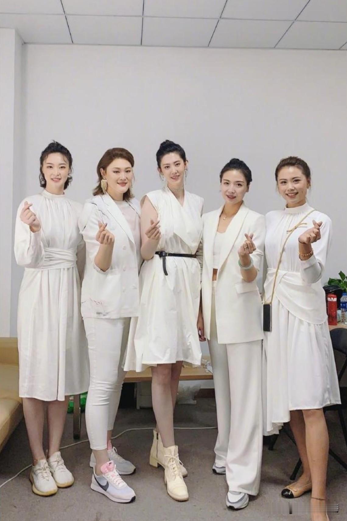 女排“五美”凑到一块，惠若琪最好认，论气质还是中间这位最突出！她们五个还上“