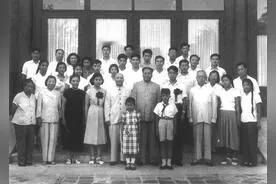 这天，孔令华带女友李敏回家，父亲孔从洲得知女孩的身份后，大惊失色：“你怎么敢和她