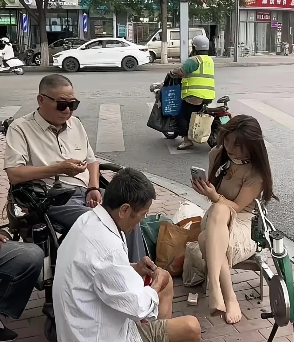 大爷搁这看了半天修鞋的