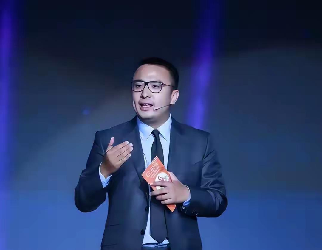 7年前，张旭豪33岁就把饿了么以665亿卖给马云，如今他咋样了呢？2009年，