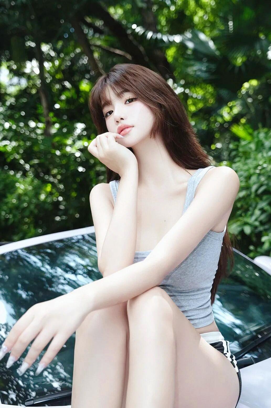 上联：浅衫映翠添清韵下联：白车倚树衬娇容对联对对联飞花令