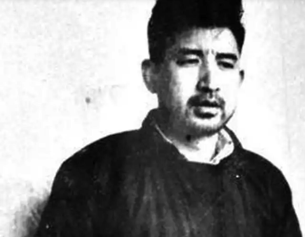 1950年，周养浩被押回监房后，举着板凳往沈醉头上砸，被一旁的宋希濂攥住胳膊，小