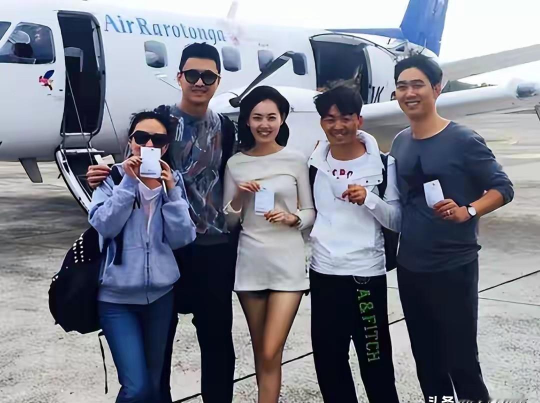 直播间背景是堵白墙。宋喆的脸有点浮肿。他拿起一颗枣，声音发干：“这枣，甜。