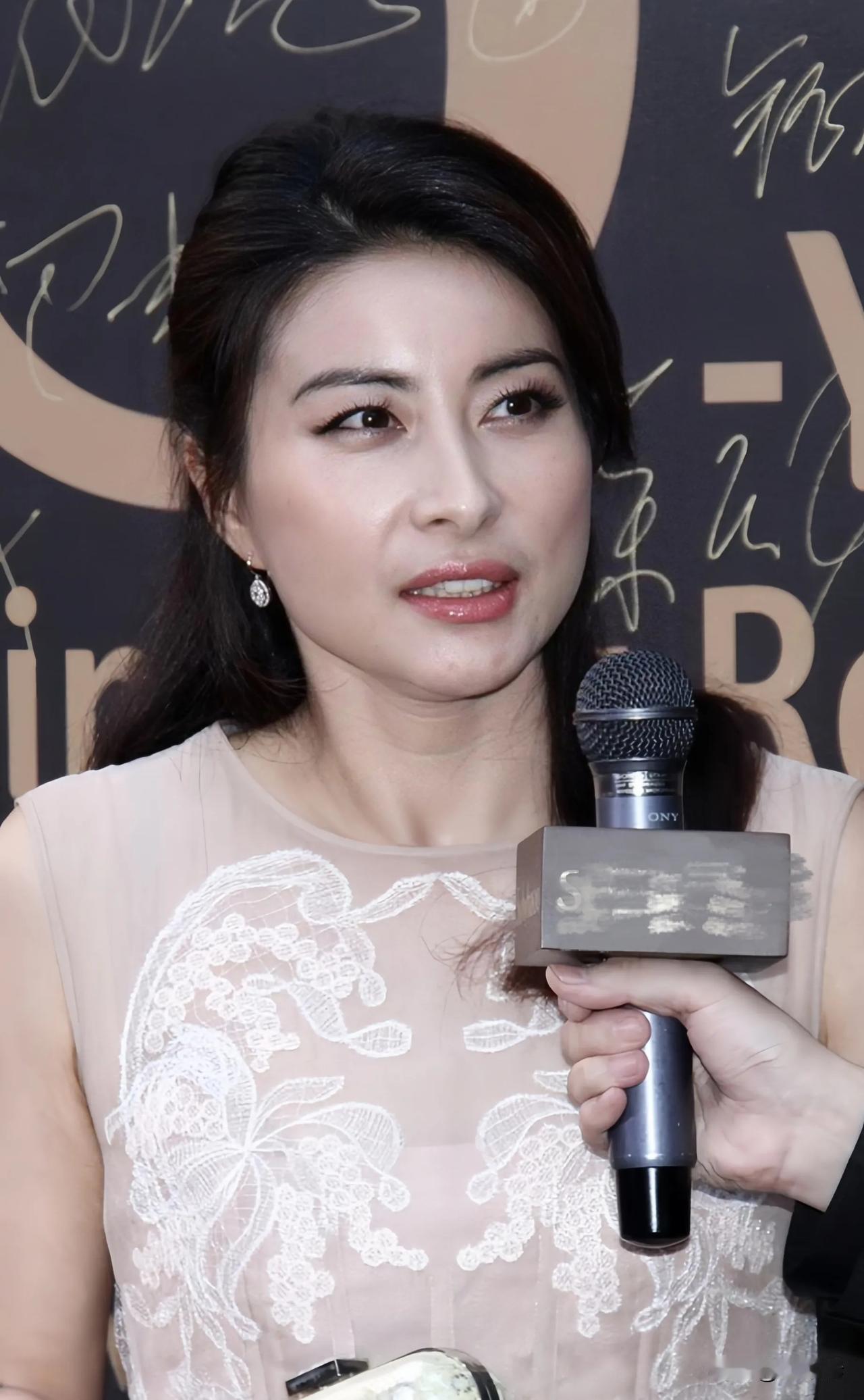 说实在的郭晶晶算不上漂亮，为什么霍启刚偏偏对她一见钟情，且追了那么多年？有一样最