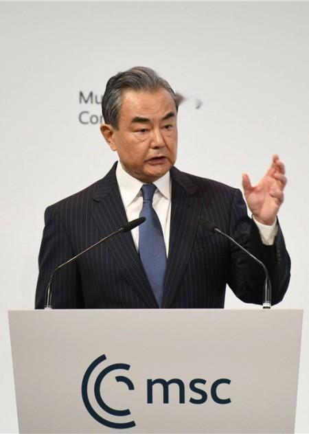 王毅外长在慕尼黑这招真的绝了！当着德国人的面，把日本和德国放在一起比。德国人当年