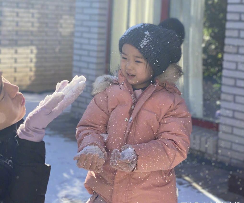 曾经高云翔逗着小酒窝玩雪花，如今他的女儿叫张维伊做爸爸。不过亲爸就是亲爸，再怎么
