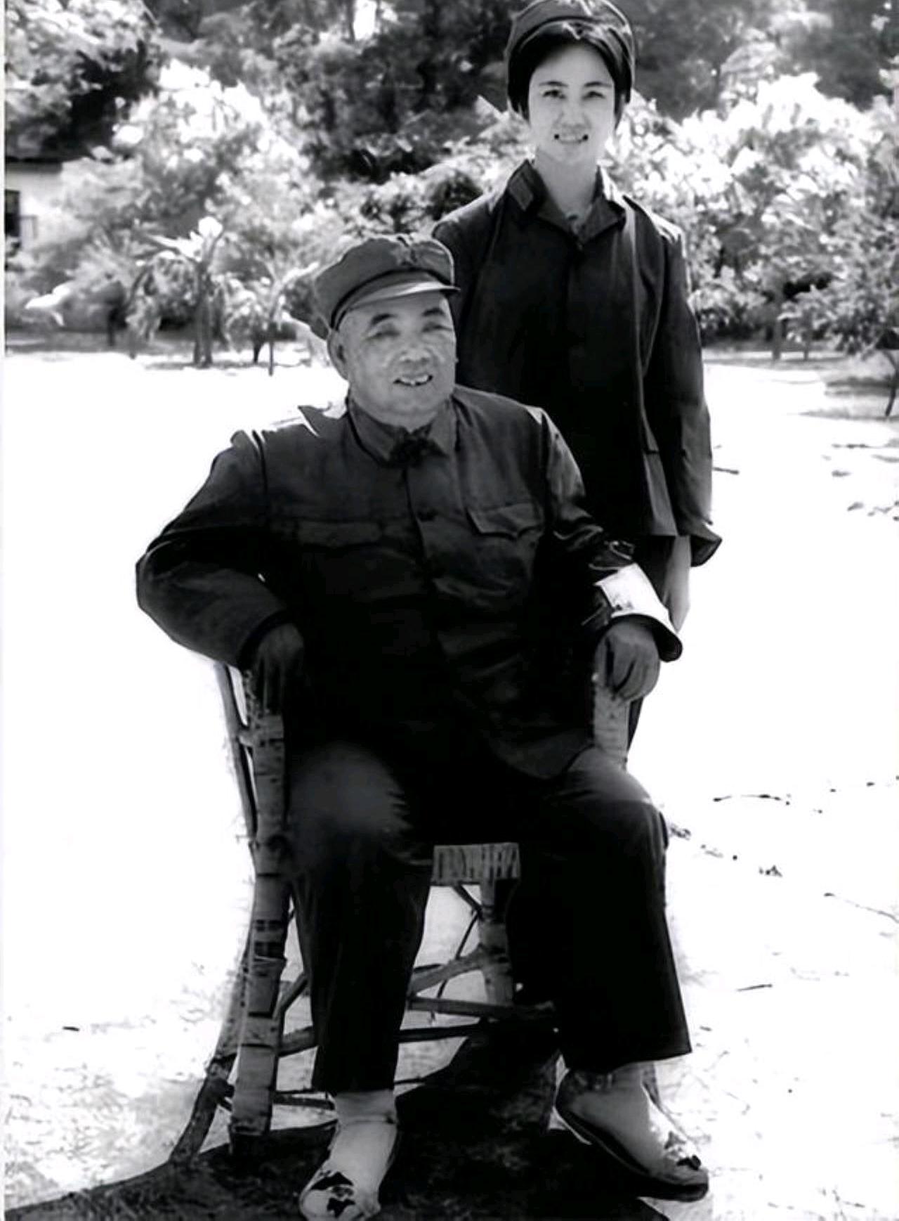 1985年，开国上将许世友刚下葬，61岁的夫人田普转身就带着行李去了北京。儿子许