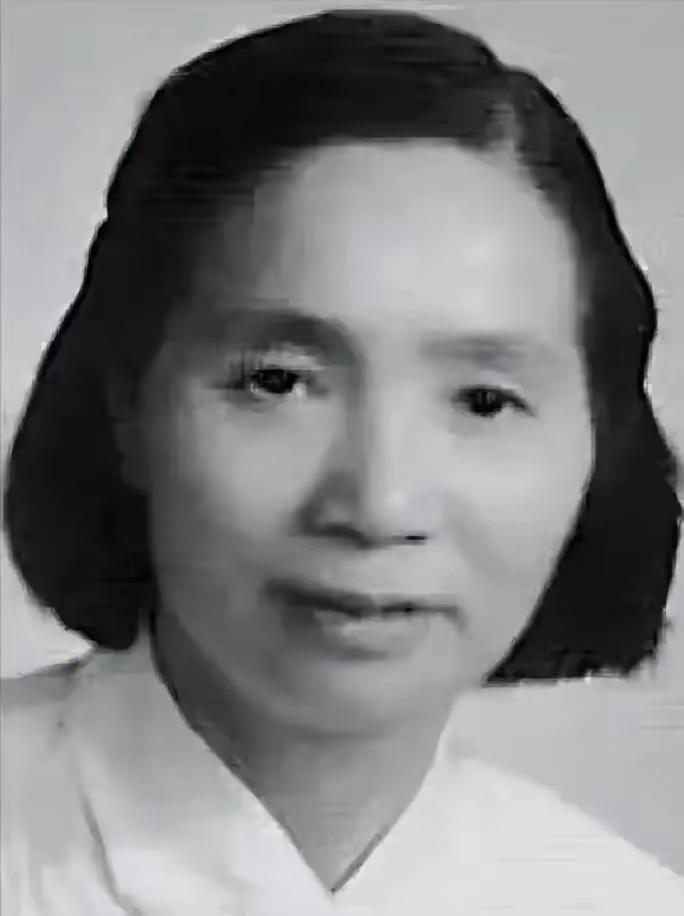 长征路上，一身高不到一米四的女兵背着一个成年男子，翻了整整两座山，23年后，两人