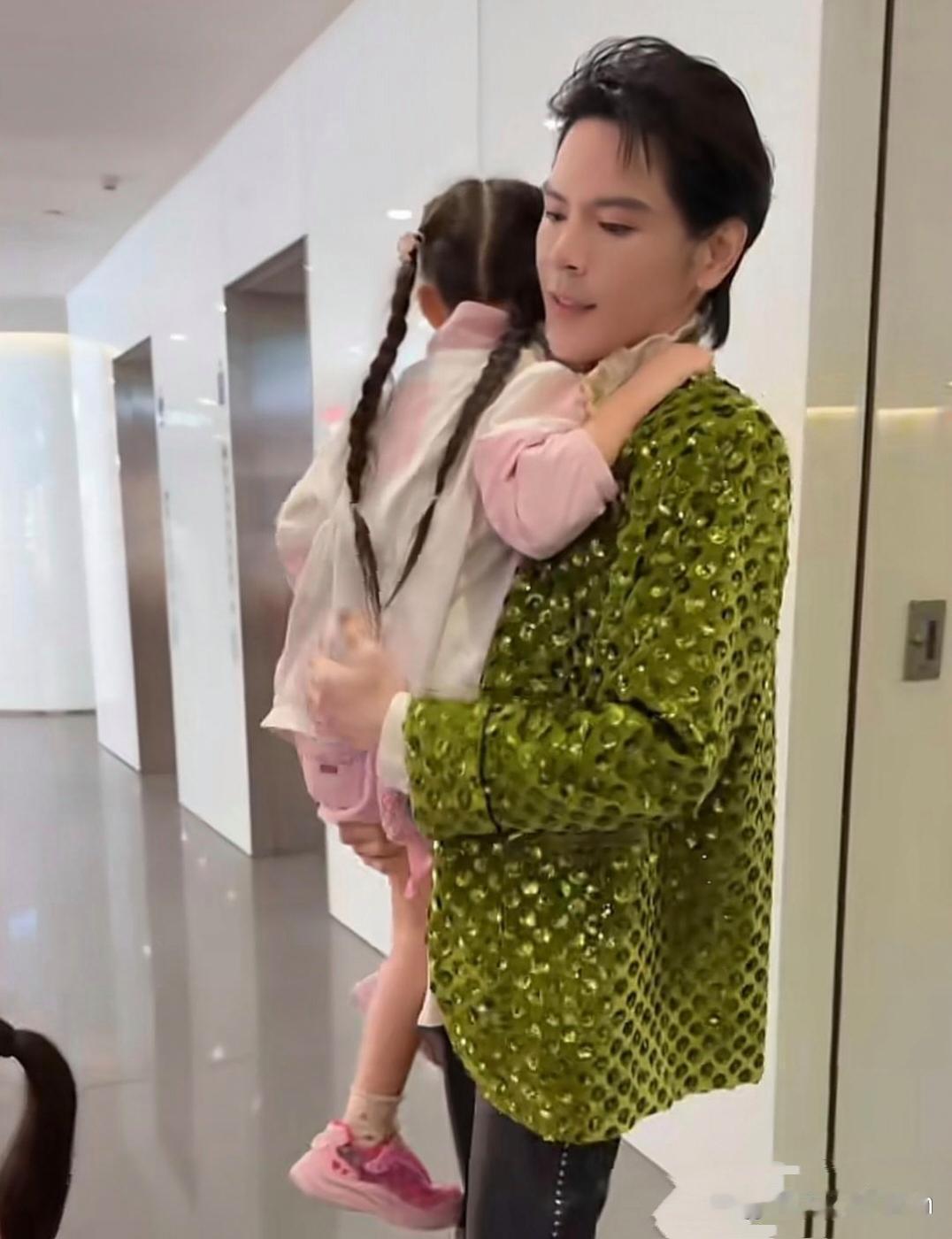 向佐晒一对儿女近照，郭碧婷也出镜，真是幸福的一家子！​