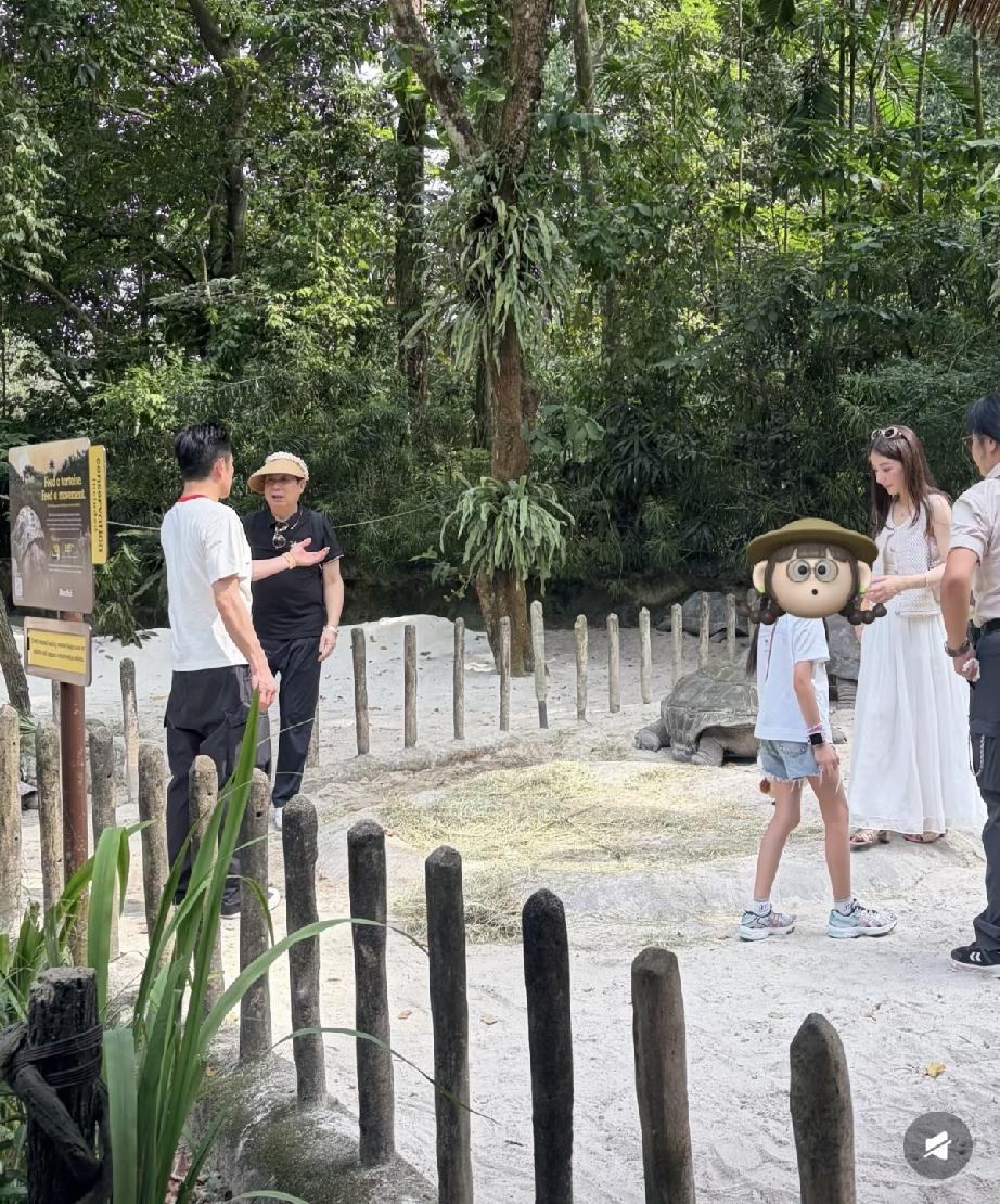 8月11日，郭富城与方媛带孩子游览新加坡动物园被偶遇，郭富城又瘦又矮体态很好，方
