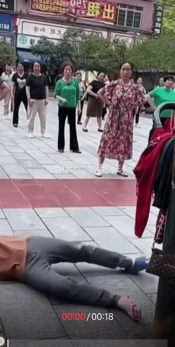 小伙这招狠，直接拿捏大妈们的M门。大妈散吧！不散就走不了了！广场舞，无人能敌，