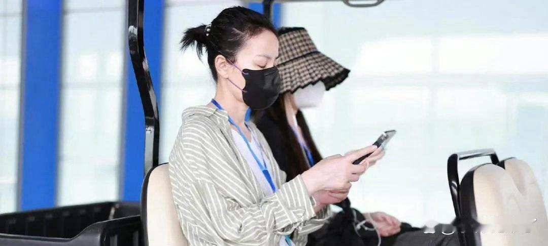 王菲机场穿搭氛围感拉满，简约休闲风轻松拿捏，自带高级松弛质感。