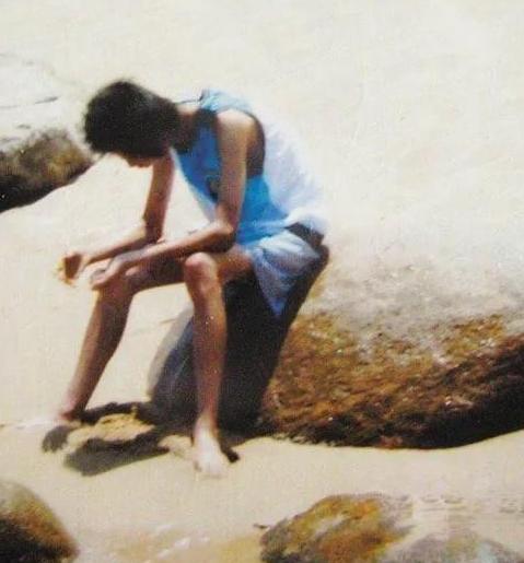 2009年，江苏一位32岁女老师，迷上15岁男学生，并同居三年。事发后，父母痛心