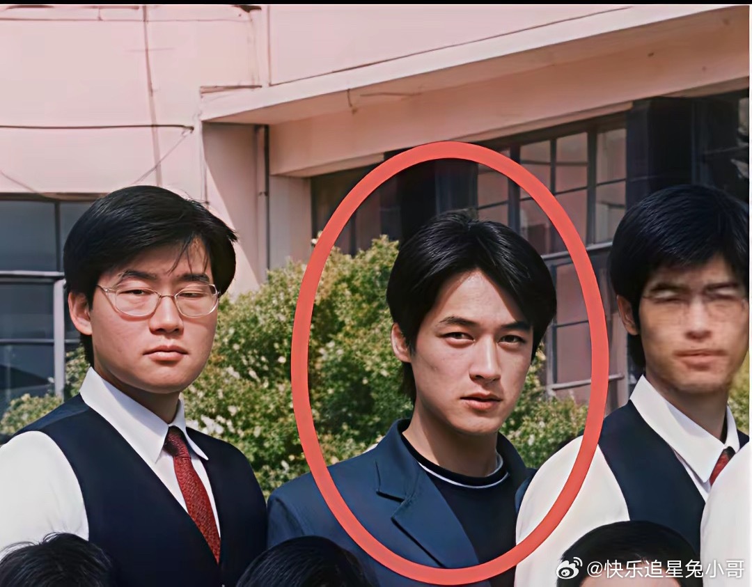 这两张照片一个是年轻的胡歌，一个是年轻的陈晓，我竟然分不清！