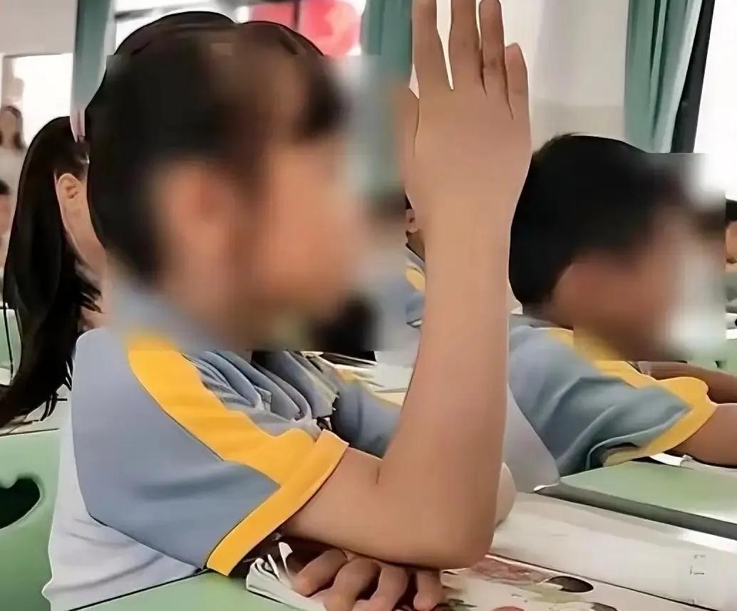 河南，一名学生上课突然举手，老师以为他要回答问题，谁知，孩子却红着脸说：“老师，