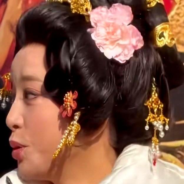 75岁的刘晓庆，跟小30岁的男演员拍吻戏。这事儿最近炸了。那部短剧叫《锦绣安