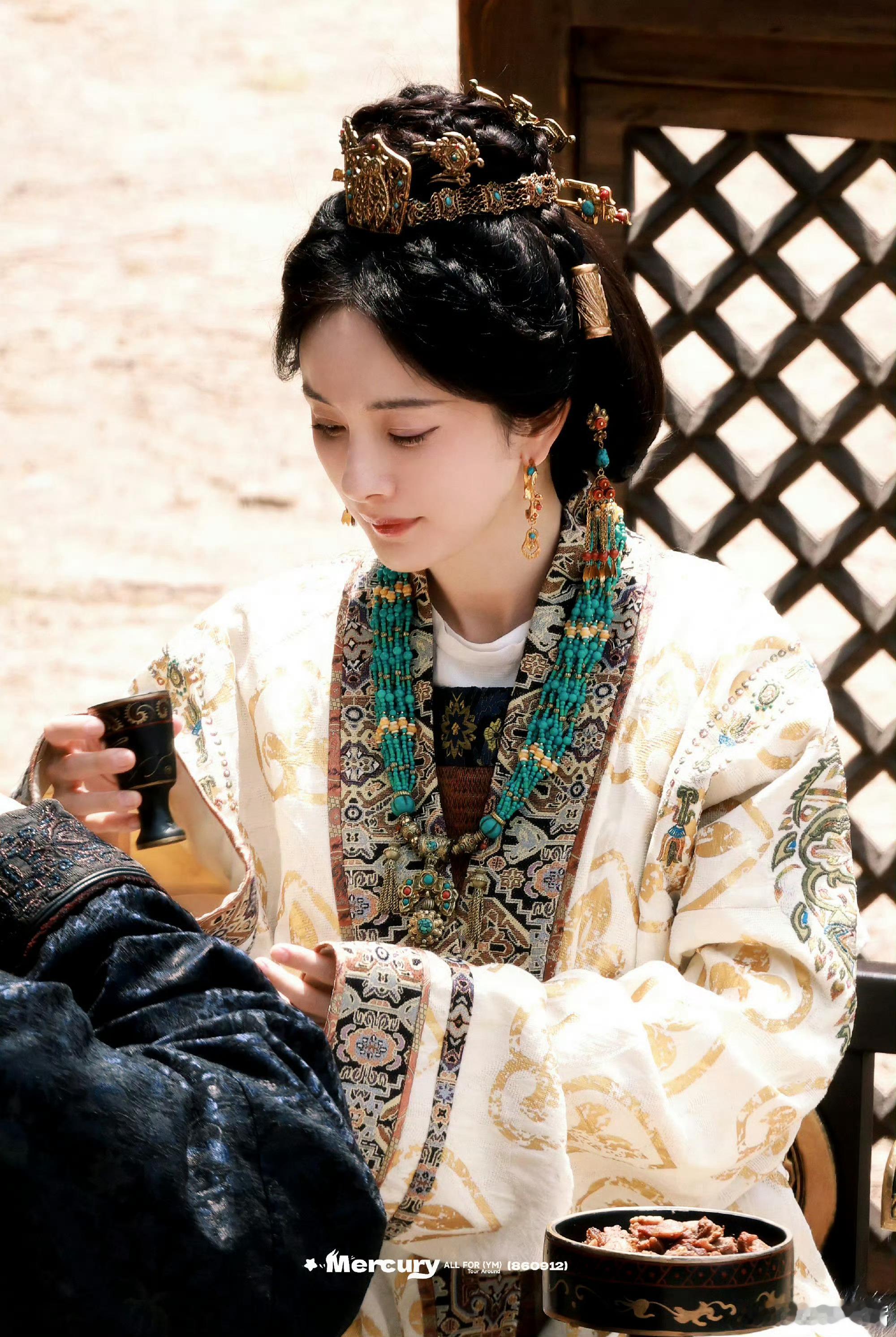 杨幂冯太后盘发造型路透天选冯太后！这个造型太适合杨幂了。从服装到造型到演员形象贴