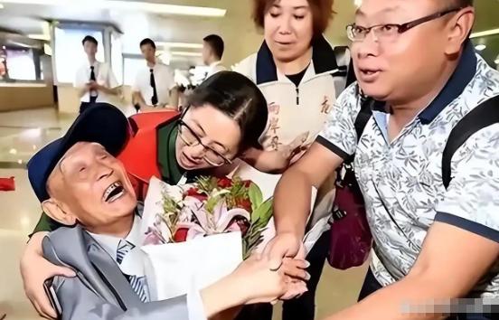 2002年，72岁的台湾老兵回到江苏家乡看望亲人，喝醉后忽然放声痛哭：“其实，我