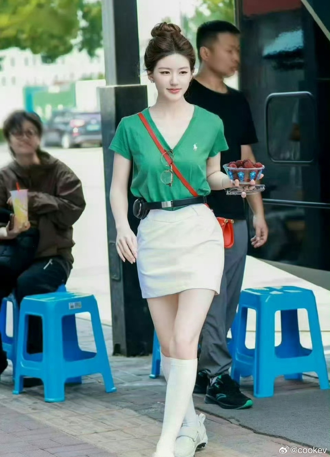 赵露思的腰……细得能把耳机当“腰带”，这腰围是多少啊？怎么这么细(´-﹏-`；