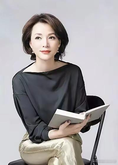 很多女性本来可以站得更高，偏偏选错老公被连累。董卿就是这样，曾经是光芒万丈的央