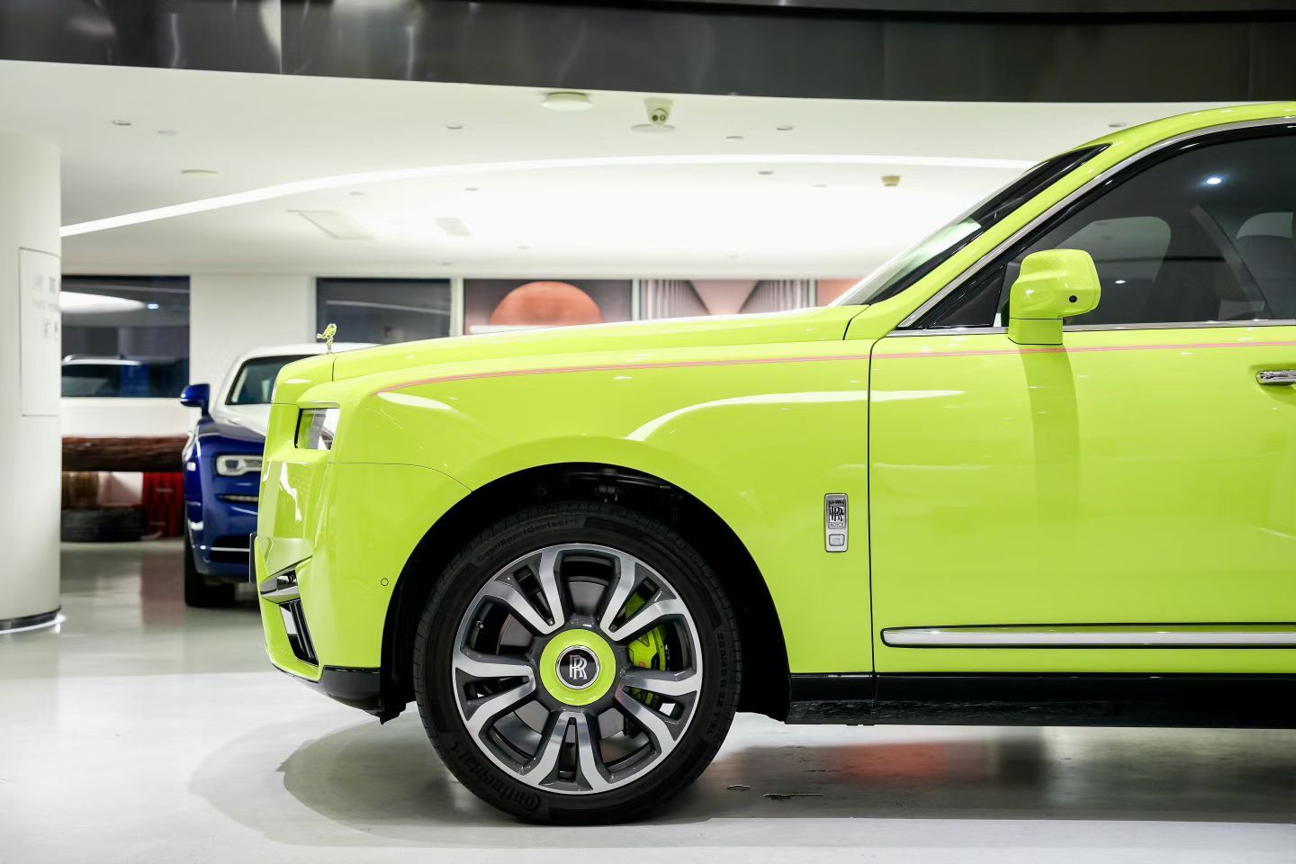 见过这么多劳斯莱斯、第一次感受到这台：说不出哪里好看但也说不出哪里不好看那就问各