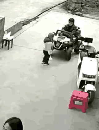 家长就这样任由自己孩子撞人？那以后还得了啊。