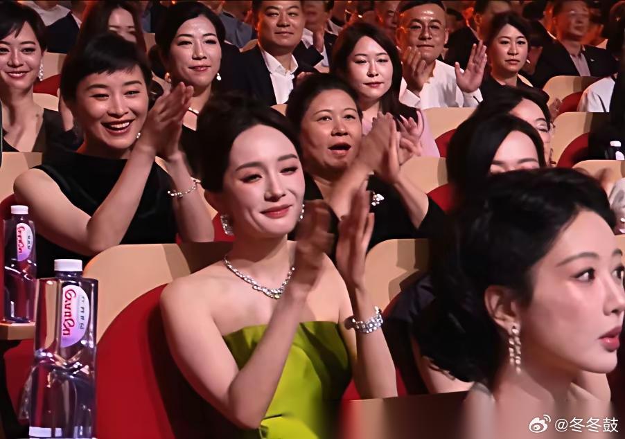 31届上海电视节白玉兰盛典上，那个女人获奖的那一刻，在坐的众人的表情确实是是千姿