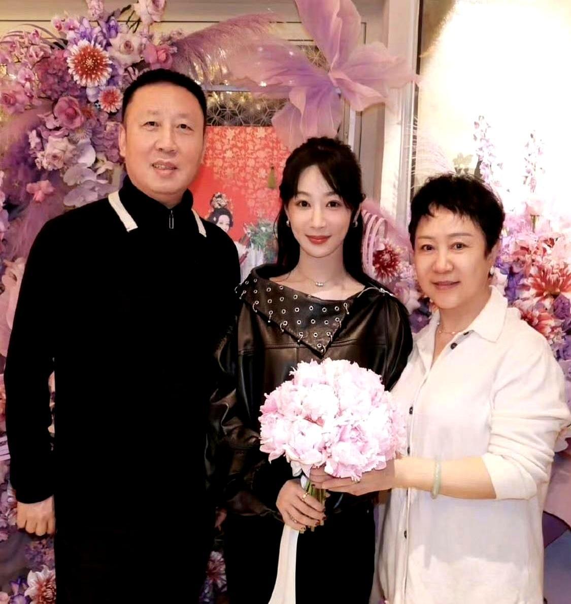 杨紫167的身高，怎么总被拍成1米5？直到她家那张全家福流出，我才发现，原来搭戏