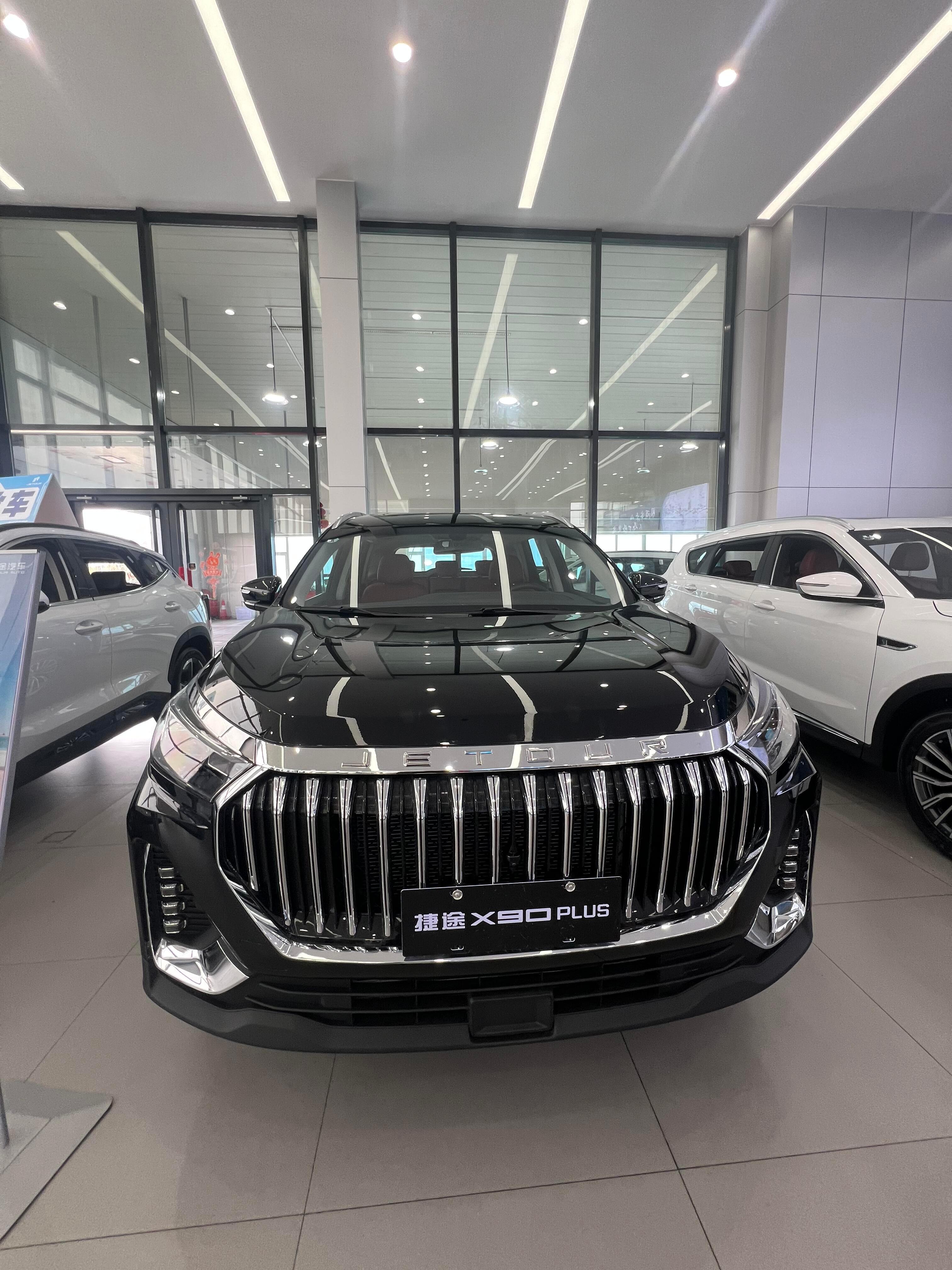 二排两个独立座椅太香了，带扶手能调节，爸妈坐后面都说像坐MPV，全家出游每个人都