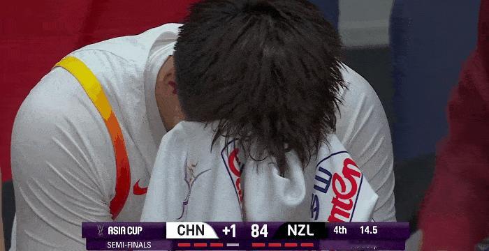 赵睿哭了！在命中锁定胜局的神奇三分后，郭士强指导将赵睿换下，让这位带伤出战的队长
