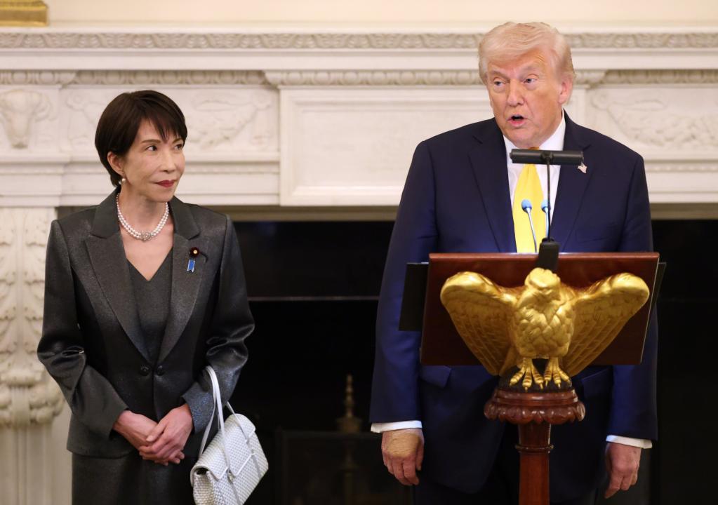 第一次见！让我不理解，高市早苗在这种代表国家出席的严肃场合，还要自己挎一小包。