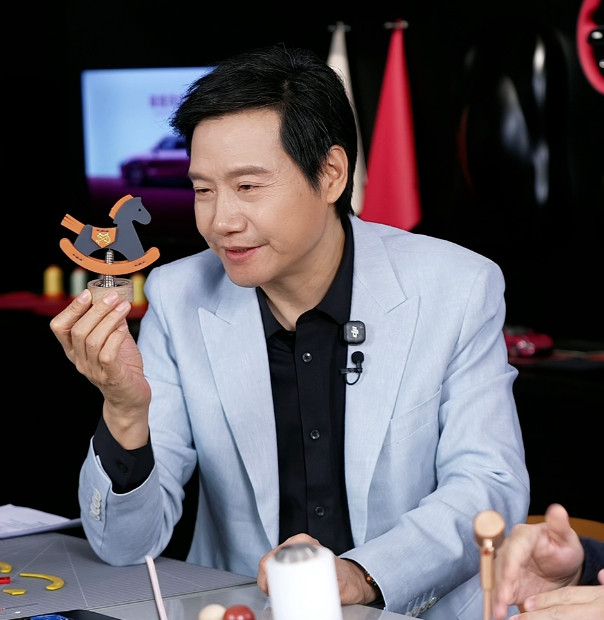 小米高定的手作区，可以把Nappa真皮的边角料做成很多有趣的小玩意儿，比如小马摆