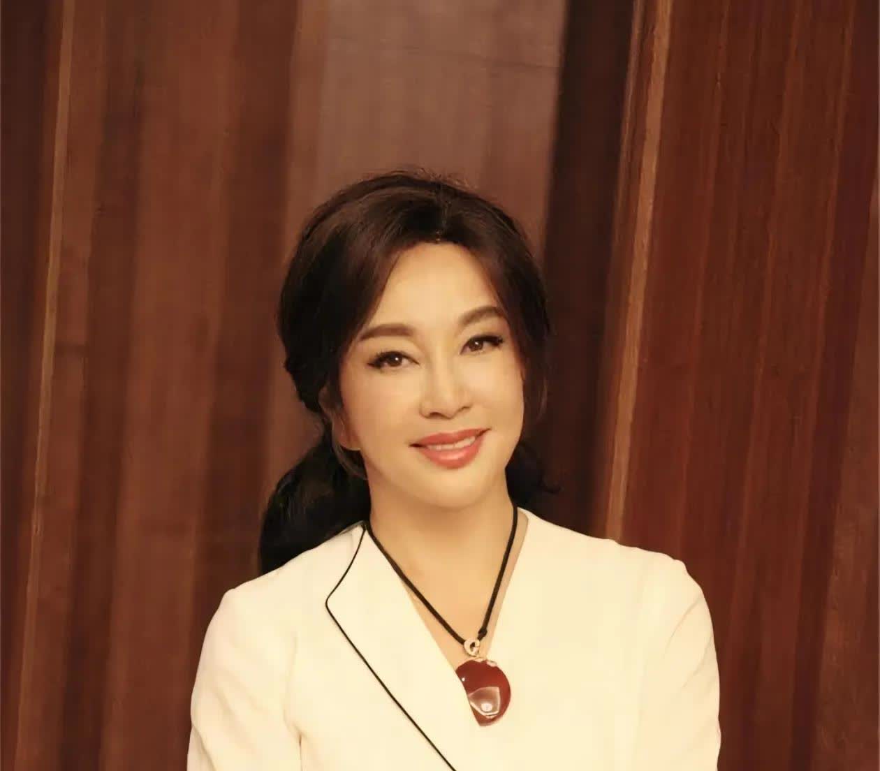 我有预感，别看刘晓庆风光无限！她可能再也无法在娱乐圈立足了，因为她背