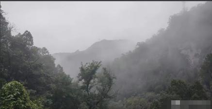 泪目！6名退休老师去贵州旅游，突遇大雨，在一农户家躲雨，主人家做了9菜1汤，拿出