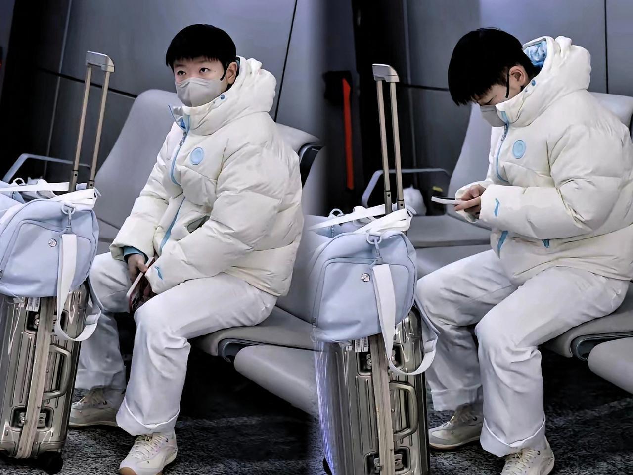 莎莎机场随拍来啦！救命啊怎么可以这么可爱！这件羽绒服配上挽起一截的白色裤子