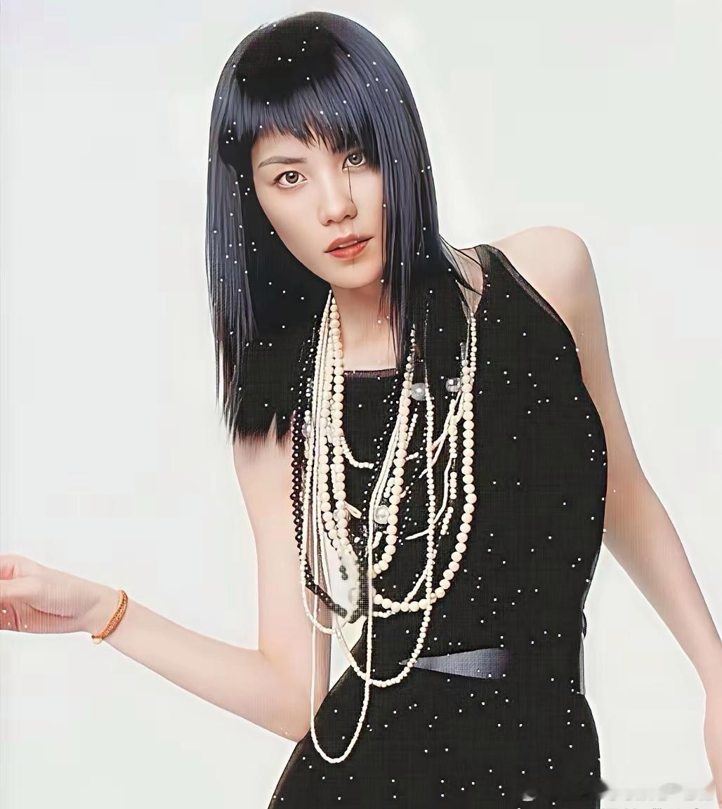 李嫣唇腭裂完全修复，变成大美女了，李亚鹏笑得合不拢嘴，仔细看李嫣像极了年轻时的王